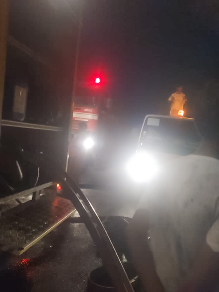 شاهد بالصور .. حريق في أشجار السيسبان بمنطقة ظلومة يتسبب في قطع الخط العام المكلا - عدن شاهد بالصور .. حريق في أشجار السيسبان بمنطقة ظلومة يتسبب في قطع الخط العام المكلا - عدن