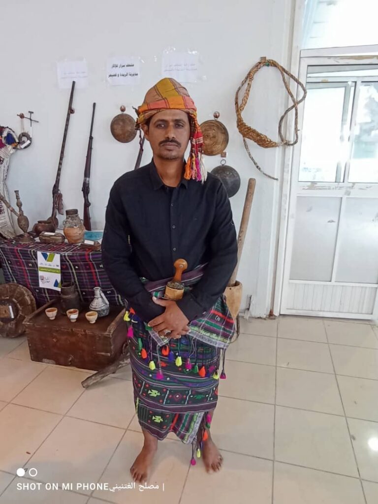 وسط إشادة بجناح المشقاص التراثي مكتب الثقافة بالريدة وقصيعر يشارك في مشروع سفره حضرمية. وسط إشادة بجناح المشقاص التراثي مكتب الثقافة بالريدة وقصيعر يشارك في مشروع سفره حضرمية.