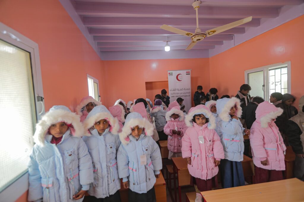 الهلال الأحمر الإماراتي يواصل توزيع حملة كسوة الشتاء للمتضررين من موجة البرد في مرتفعات محافظة حضرموت الهلال الأحمر الإماراتي يواصل توزيع حملة كسوة الشتاء للمتضررين من موجة البرد في مرتفعات محافظة حضرموت