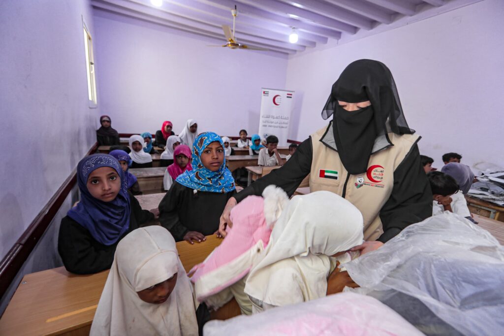 الهلال الأحمر الإماراتي يواصل توزيع حملة كسوة الشتاء للمتضررين من موجة البرد في مرتفعات محافظة حضرموت الهلال الأحمر الإماراتي يواصل توزيع حملة كسوة الشتاء للمتضررين من موجة البرد في مرتفعات محافظة حضرموت