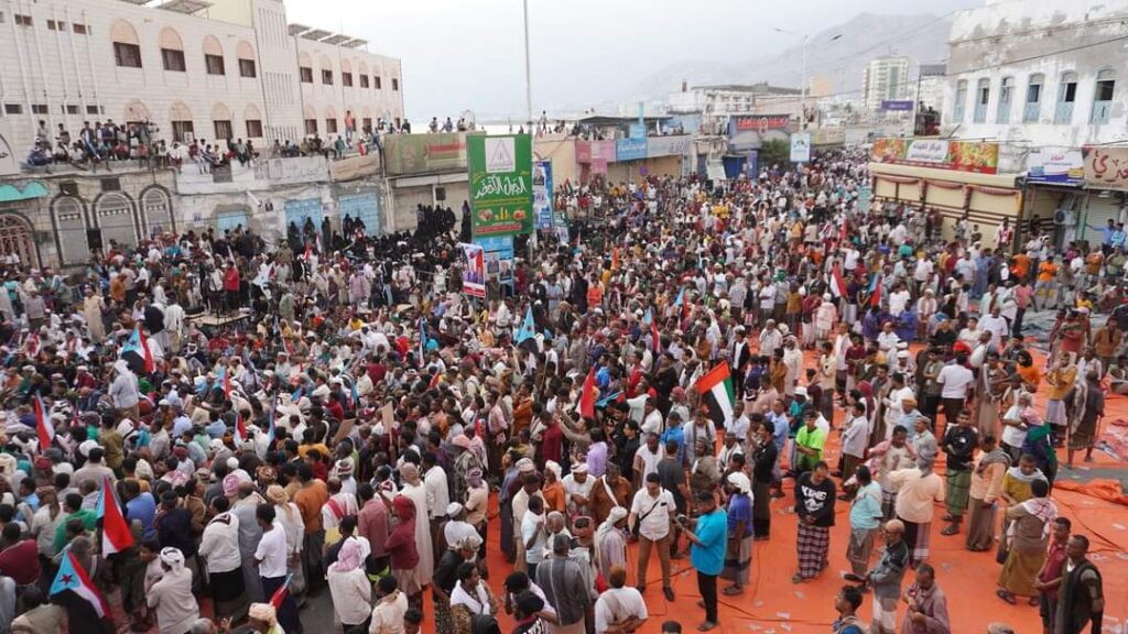 مليونية جماهيرية في المكلا تؤكد تمسك أبناء حضرموت بنخبتهم ومطالبتهم بمعالجة الوضع المعيشي "شاهد الصور" مليونية جماهيرية في المكلا تؤكد تمسك أبناء حضرموت بنخبتهم ومطالبتهم بمعالجة الوضع المعيشي "شاهد الصور"