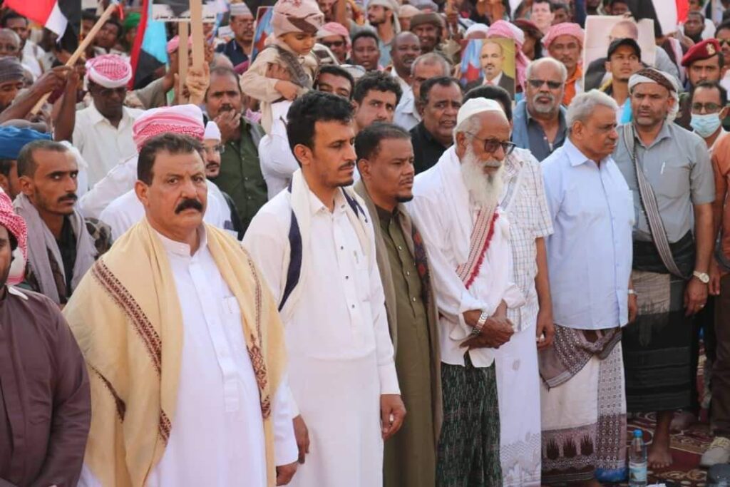 مليونية جماهيرية في المكلا تؤكد تمسك أبناء حضرموت بنخبتهم ومطالبتهم بمعالجة الوضع المعيشي "شاهد الصور" مليونية جماهيرية في المكلا تؤكد تمسك أبناء حضرموت بنخبتهم ومطالبتهم بمعالجة الوضع المعيشي "شاهد الصور"