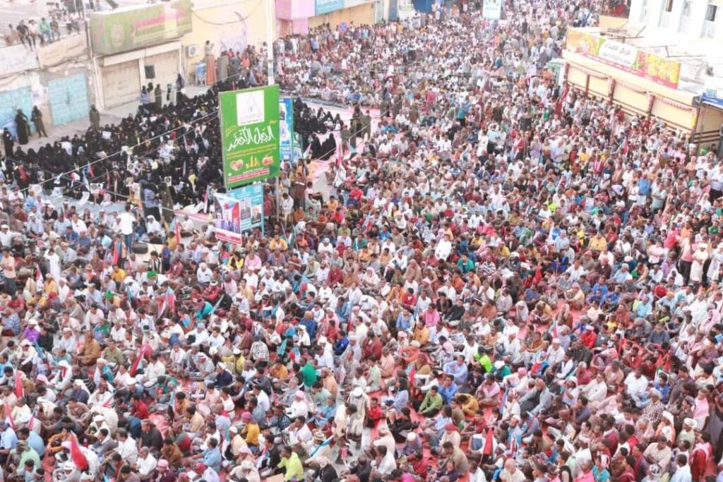 مليونية جماهيرية في المكلا تؤكد تمسك أبناء حضرموت بنخبتهم ومطالبتهم بمعالجة الوضع المعيشي "شاهد الصور" مليونية جماهيرية في المكلا تؤكد تمسك أبناء حضرموت بنخبتهم ومطالبتهم بمعالجة الوضع المعيشي "شاهد الصور"