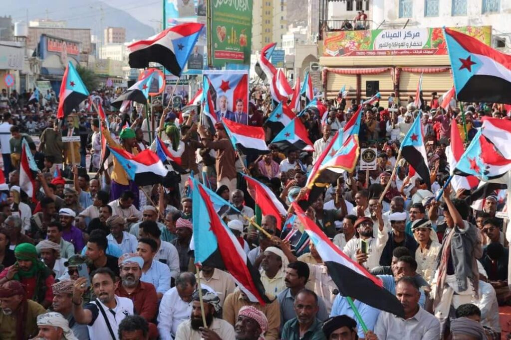 مليونية جماهيرية في المكلا تؤكد تمسك أبناء حضرموت بنخبتهم ومطالبتهم بمعالجة الوضع المعيشي "شاهد الصور" مليونية جماهيرية في المكلا تؤكد تمسك أبناء حضرموت بنخبتهم ومطالبتهم بمعالجة الوضع المعيشي "شاهد الصور"