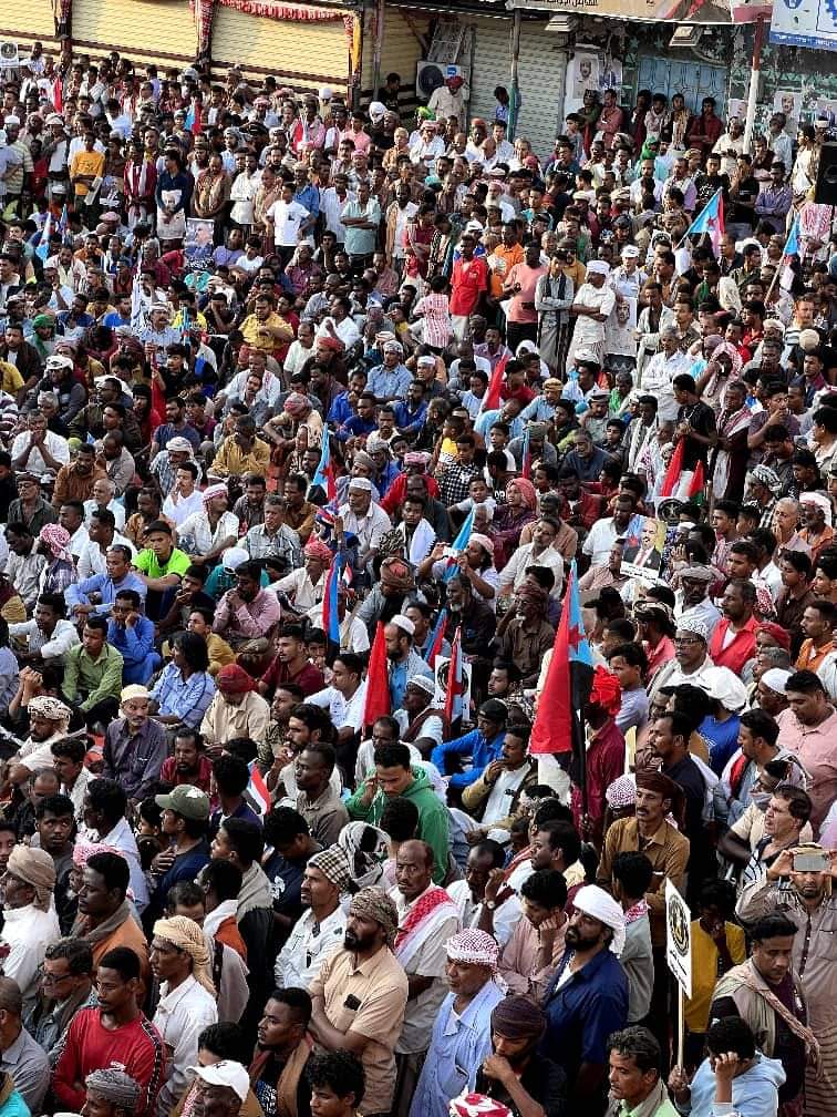 مليونية جماهيرية في المكلا تؤكد تمسك أبناء حضرموت بنخبتهم ومطالبتهم بمعالجة الوضع المعيشي "شاهد الصور" مليونية جماهيرية في المكلا تؤكد تمسك أبناء حضرموت بنخبتهم ومطالبتهم بمعالجة الوضع المعيشي "شاهد الصور"