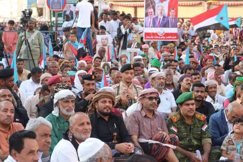 مليونية جماهيرية في المكلا تؤكد تمسك أبناء حضرموت بنخبتهم ومطالبتهم بمعالجة الوضع المعيشي "شاهد الصور" مليونية جماهيرية في المكلا تؤكد تمسك أبناء حضرموت بنخبتهم ومطالبتهم بمعالجة الوضع المعيشي "شاهد الصور"