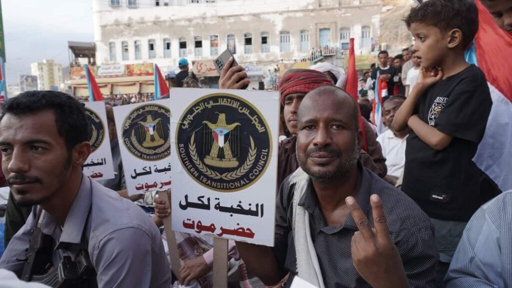 مليونية جماهيرية في المكلا تؤكد تمسك أبناء حضرموت بنخبتهم ومطالبتهم بمعالجة الوضع المعيشي "شاهد الصور" مليونية جماهيرية في المكلا تؤكد تمسك أبناء حضرموت بنخبتهم ومطالبتهم بمعالجة الوضع المعيشي "شاهد الصور"