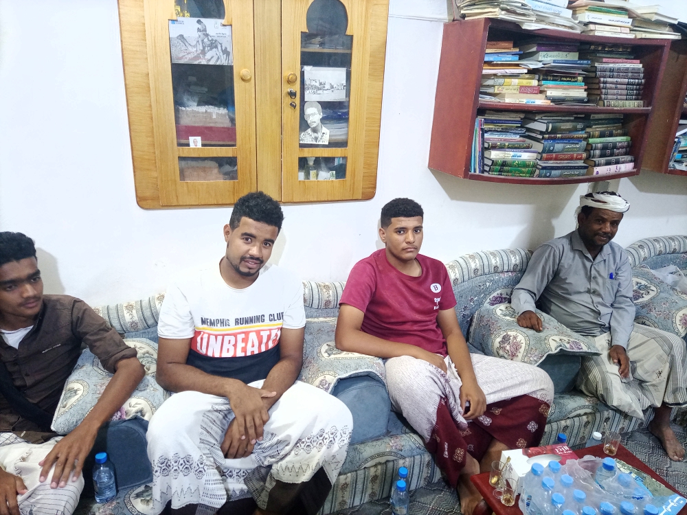 إدارة نادي شبام الرياضي الثقافي الاجتماعي تزور الصحفي علوي بن سميط إدارة نادي شبام الرياضي الثقافي الاجتماعي تزور الصحفي علوي بن سميط