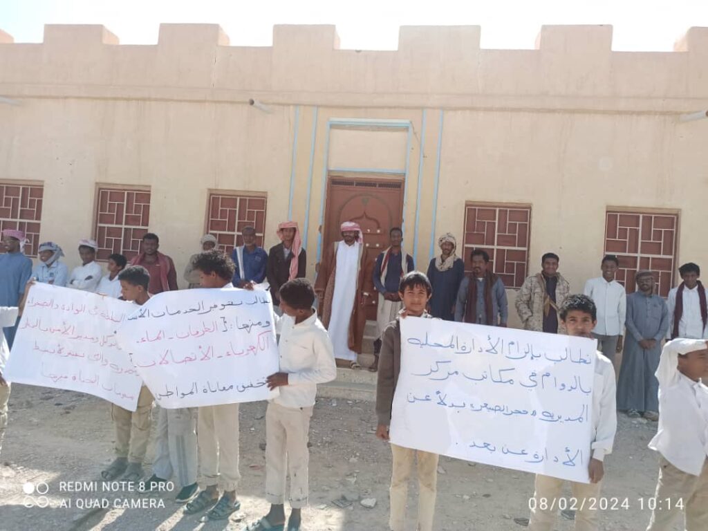 وقفة أحتجاجية للمطالبه باقالة مدير عام مديرية حجر الصيعر "صور" وقفة أحتجاجية للمطالبه باقالة مدير عام مديرية حجر الصيعر "صور"