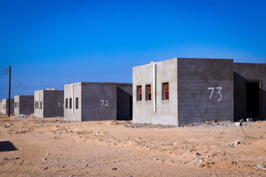 بتمويل مركز الملك سلمان.. استمرار العمل في بناء 50 وحدة سكنية للمتضررين من السيول بمديرية المسيلة بالمهرة "صور" بتمويل مركز الملك سلمان.. استمرار العمل في بناء 50 وحدة سكنية للمتضررين من السيول بمديرية المسيلة بالمهرة "صور"