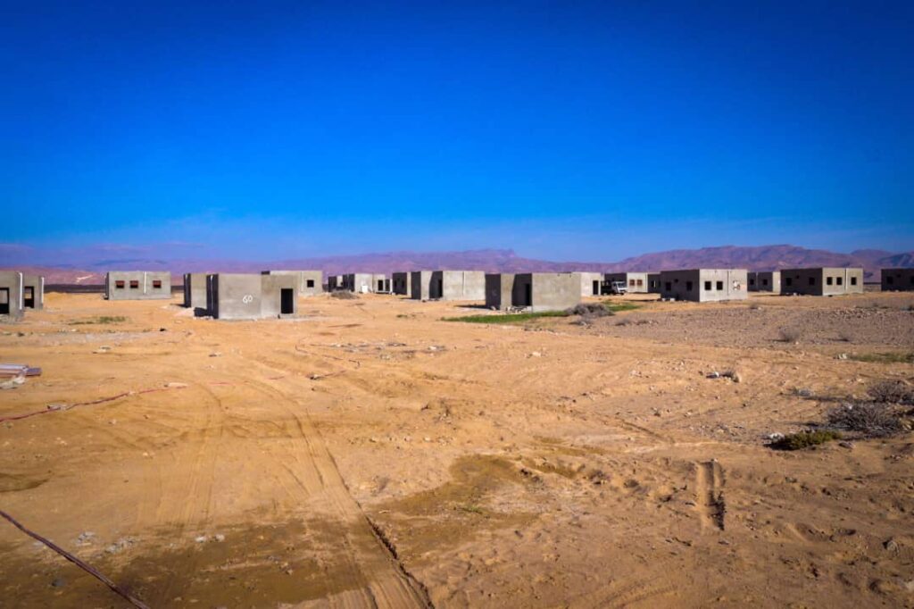 بتمويل مركز الملك سلمان.. استمرار العمل في بناء 50 وحدة سكنية للمتضررين من السيول بمديرية المسيلة بالمهرة "صور" بتمويل مركز الملك سلمان.. استمرار العمل في بناء 50 وحدة سكنية للمتضررين من السيول بمديرية المسيلة بالمهرة "صور"