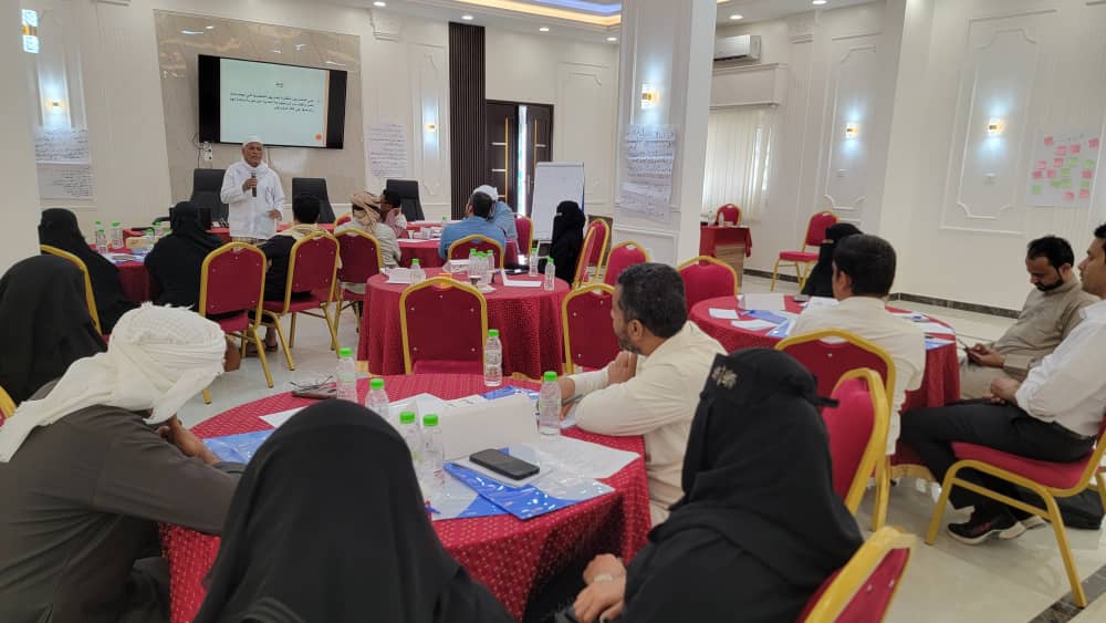 مدير عام سيئون يدشن الدورة التدريبية لبناء قدرات اللجان المجتمعية في بناء السلام وحل النزاعات والتحكيم بالمديرية. مدير عام سيئون يدشن الدورة التدريبية لبناء قدرات اللجان المجتمعية في بناء السلام وحل النزاعات والتحكيم بالمديرية.
