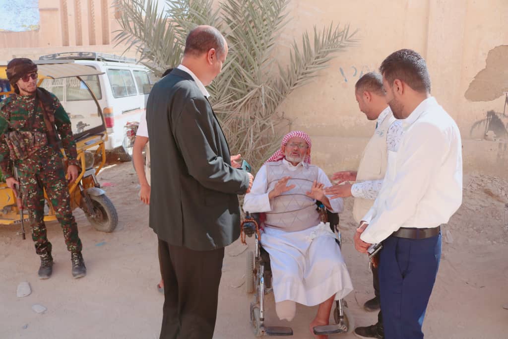 مدير عام سيئون يدشن مشروع المساعدات الغذائية العامة (توزيع الحوالات النقدية) بعدد من نقاط التوزيع بمديرية سيئون مدير عام سيئون يدشن مشروع المساعدات الغذائية العامة (توزيع الحوالات النقدية) بعدد من نقاط التوزيع بمديرية سيئون