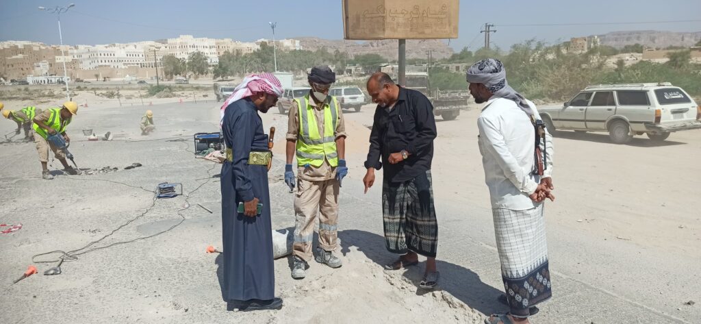 مدير عام شبام يدشن العمل في ردم حفريات صبيات الجسر الأرضي بشبام واعادة تأهيل خط الإسفلت الرابط شبام سيئون مدير عام شبام يدشن العمل في ردم حفريات صبيات الجسر الأرضي بشبام واعادة تأهيل خط الإسفلت الرابط شبام سيئون