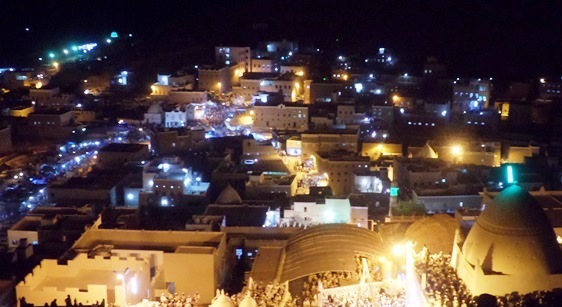 طقوس دينية تأبى الإندثار بتريم الغناء .. قوافل الهجن تغادر تريم إلى شعب نبي الله هود .. طقوس دينية تأبى الإندثار بتريم الغناء .. قوافل الهجن تغادر تريم إلى شعب نبي الله هود ..