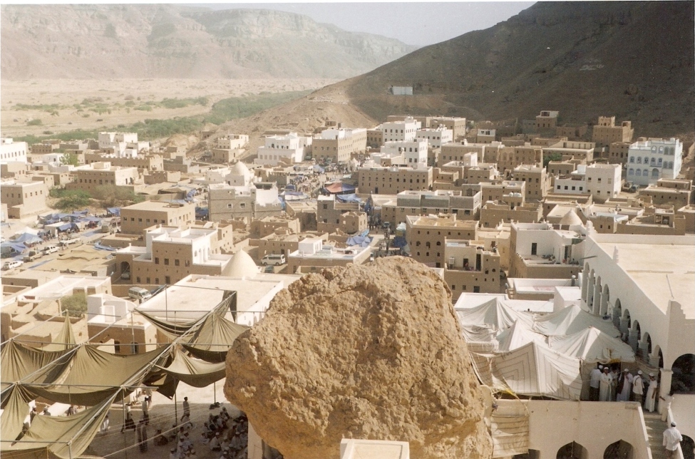 طقوس دينية تأبى الإندثار بتريم الغناء .. قوافل الهجن تغادر تريم إلى شعب نبي الله هود .. طقوس دينية تأبى الإندثار بتريم الغناء .. قوافل الهجن تغادر تريم إلى شعب نبي الله هود ..