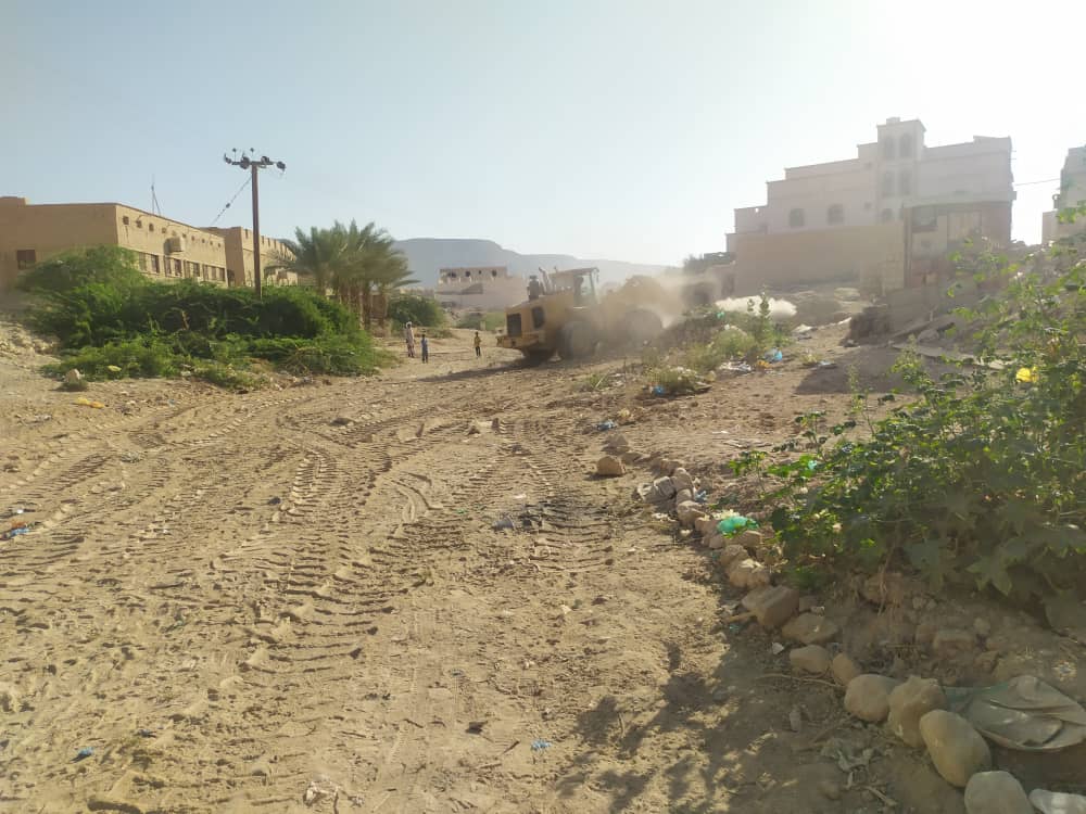 بتوجيهات مدير عام مديرية تريم .. وحدة النظافة والتحسين بالمديرية تقوم بتصفية مضمار سباق الهجن "شاهد الصور" بتوجيهات مدير عام مديرية تريم .. وحدة النظافة والتحسين بالمديرية تقوم بتصفية مضمار سباق الهجن "شاهد الصور"