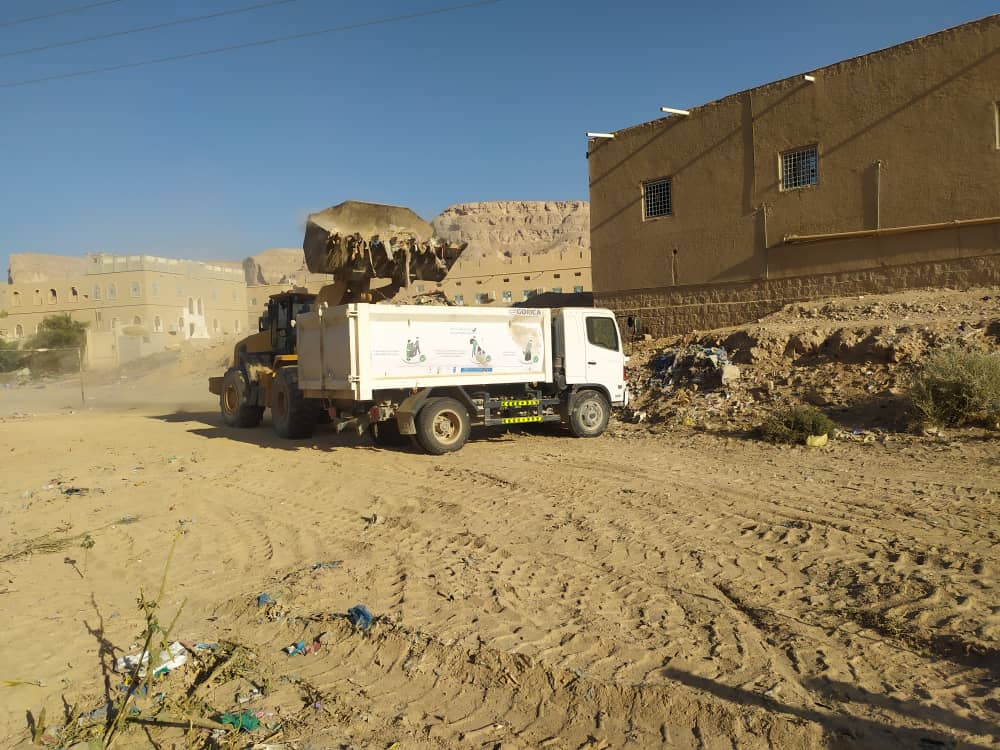 بتوجيهات مدير عام مديرية تريم .. وحدة النظافة والتحسين بالمديرية تقوم بتصفية مضمار سباق الهجن "شاهد الصور" بتوجيهات مدير عام مديرية تريم .. وحدة النظافة والتحسين بالمديرية تقوم بتصفية مضمار سباق الهجن "شاهد الصور"