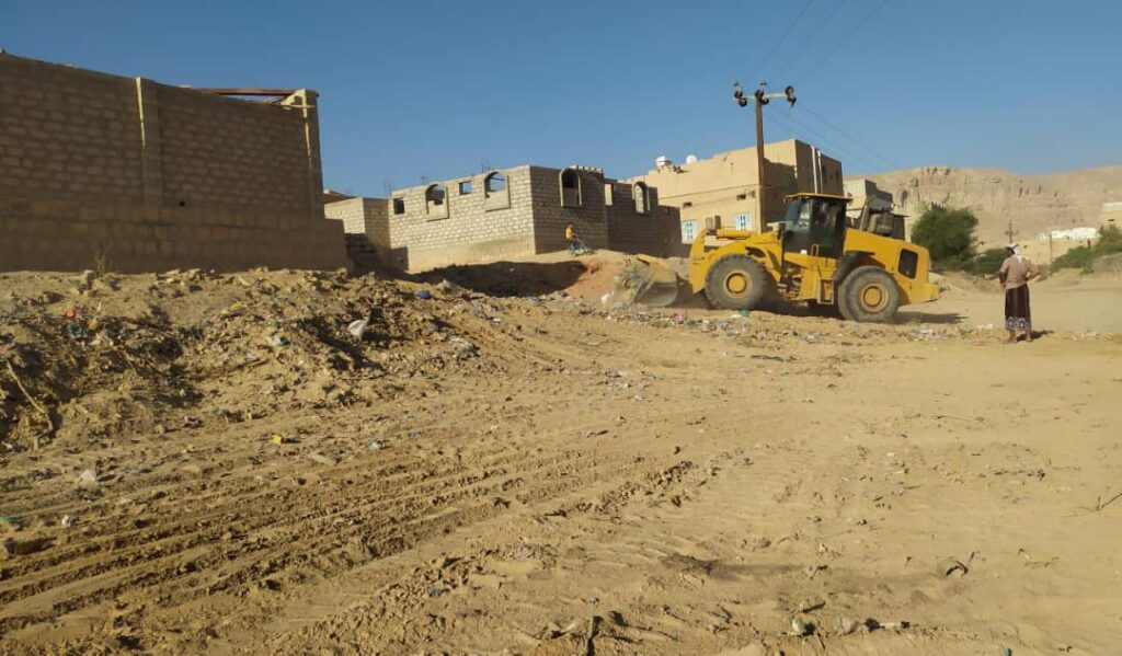 بتوجيهات مدير عام مديرية تريم .. وحدة النظافة والتحسين بالمديرية تقوم بتصفية مضمار سباق الهجن "شاهد الصور" بتوجيهات مدير عام مديرية تريم .. وحدة النظافة والتحسين بالمديرية تقوم بتصفية مضمار سباق الهجن "شاهد الصور"