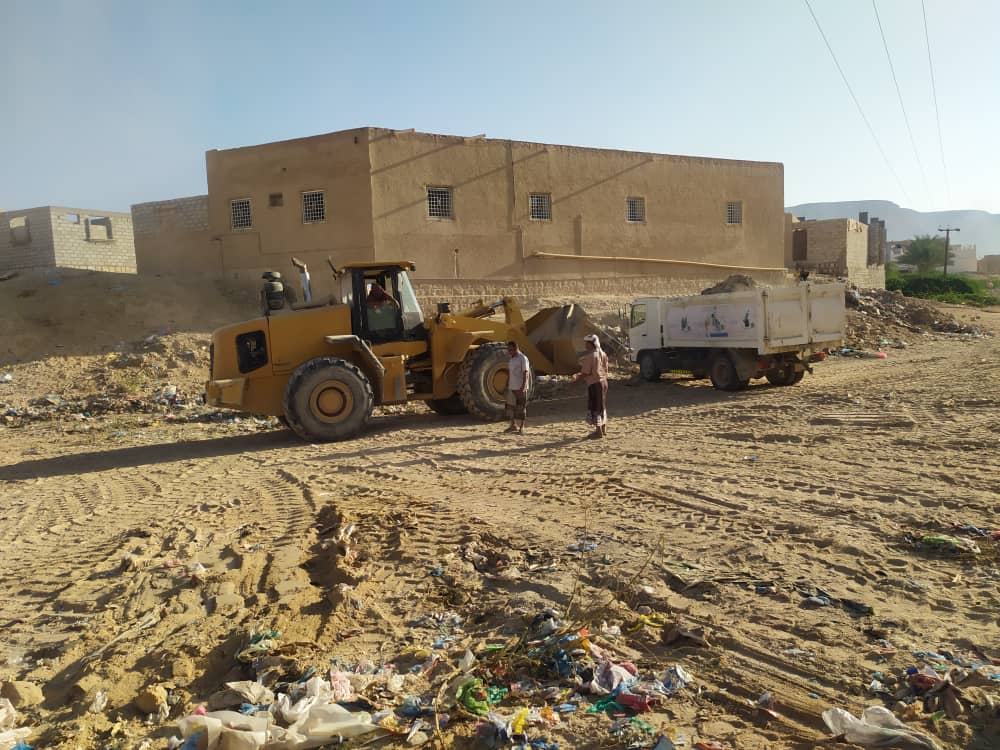 بتوجيهات مدير عام مديرية تريم .. وحدة النظافة والتحسين بالمديرية تقوم بتصفية مضمار سباق الهجن "شاهد الصور" بتوجيهات مدير عام مديرية تريم .. وحدة النظافة والتحسين بالمديرية تقوم بتصفية مضمار سباق الهجن "شاهد الصور"