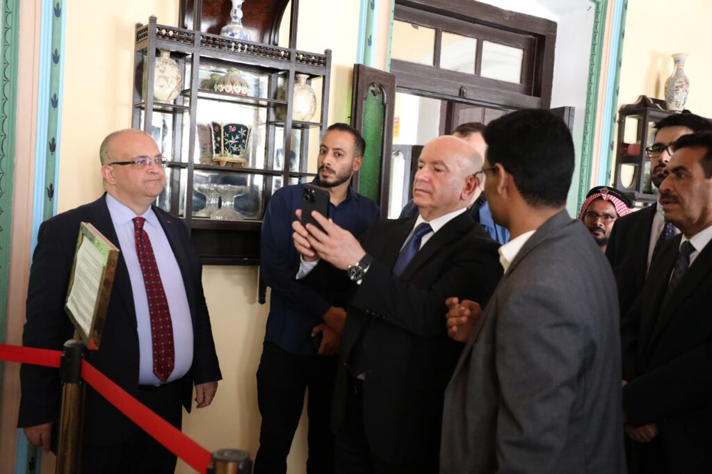 السفير التركي لدى اليمن : ندعم جهود إحلال السلام وتعزيز التبادل التجاري مع حضرموت التي تعدّ واجهة اليمن السفير التركي لدى اليمن : ندعم جهود إحلال السلام وتعزيز التبادل التجاري مع حضرموت التي تعدّ واجهة اليمن