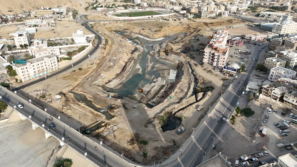 محافظ حضرموت يتفقّد أعمال صبّة الجدران الساندة وخوازيق جسر المشاه للمرحلة الثانية لمشروع خور المكلا محافظ حضرموت يتفقّد أعمال صبّة الجدران الساندة وخوازيق جسر المشاه للمرحلة الثانية لمشروع خور المكلا