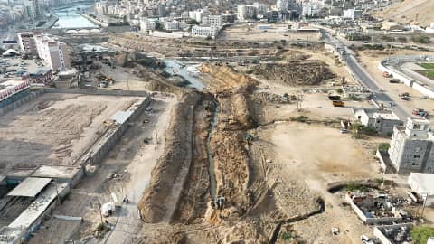 محافظ حضرموت يتفقّد أعمال صبّة الجدران الساندة وخوازيق جسر المشاه للمرحلة الثانية لمشروع خور المكلا محافظ حضرموت يتفقّد أعمال صبّة الجدران الساندة وخوازيق جسر المشاه للمرحلة الثانية لمشروع خور المكلا
