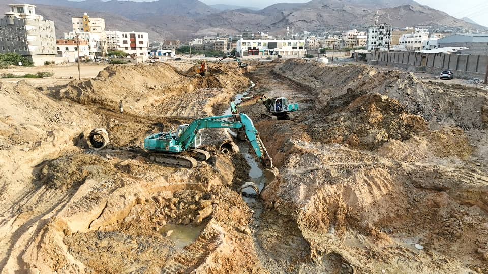 محافظ حضرموت يتفقّد أعمال صبّة الجدران الساندة وخوازيق جسر المشاه للمرحلة الثانية لمشروع خور المكلا محافظ حضرموت يتفقّد أعمال صبّة الجدران الساندة وخوازيق جسر المشاه للمرحلة الثانية لمشروع خور المكلا