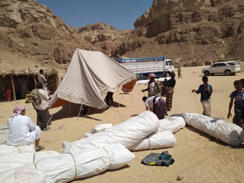 البدء في تركيب وتنصيب الخيام لأسر النازحين من مسيلة الأحرار بمديرية السوم البدء في تركيب وتنصيب الخيام لأسر النازحين من مسيلة الأحرار بمديرية السوم