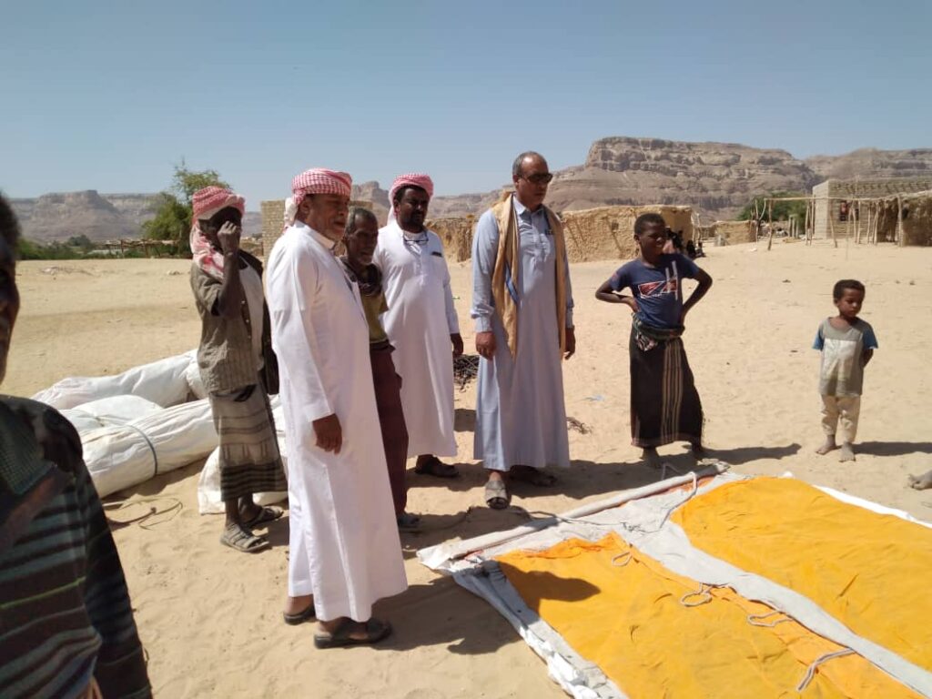 البدء في تركيب وتنصيب الخيام لأسر النازحين من مسيلة الأحرار بمديرية السوم البدء في تركيب وتنصيب الخيام لأسر النازحين من مسيلة الأحرار بمديرية السوم