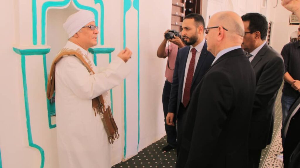 وكيل المحافظة والسفير التركي يزوران مسجد المحضار ومكتبة الاحقاف للمخطوطات بمديرية تريم وكيل المحافظة والسفير التركي يزوران مسجد المحضار ومكتبة الاحقاف للمخطوطات بمديرية تريم
