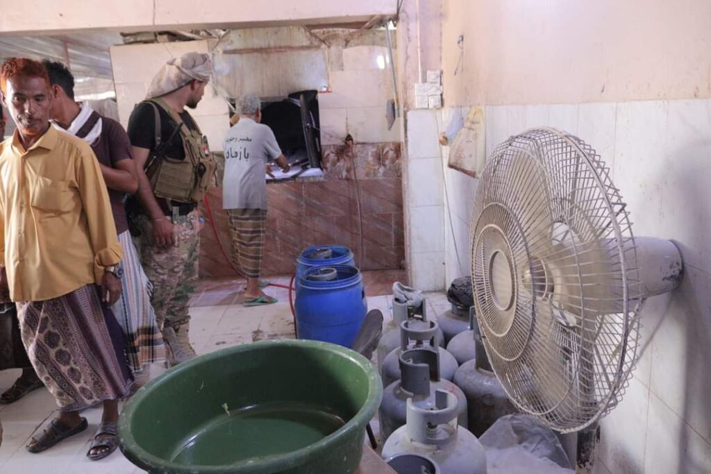 بحسب توجيهات المدير العام لمكتب وزارة الأشغال العامة والطرق بساحل حضرموت..نزول مفاجئ لمدير الإصحاح بالمحافظة لغيل باوزير وضبط مطاعم ومخبز مخالفين. "شاهد الصور" بحسب توجيهات المدير العام لمكتب وزارة الأشغال العامة والطرق بساحل حضرموت..نزول مفاجئ لمدير الإصحاح بالمحافظة لغيل باوزير وضبط مطاعم ومخبز مخالفين. "شاهد الصور"