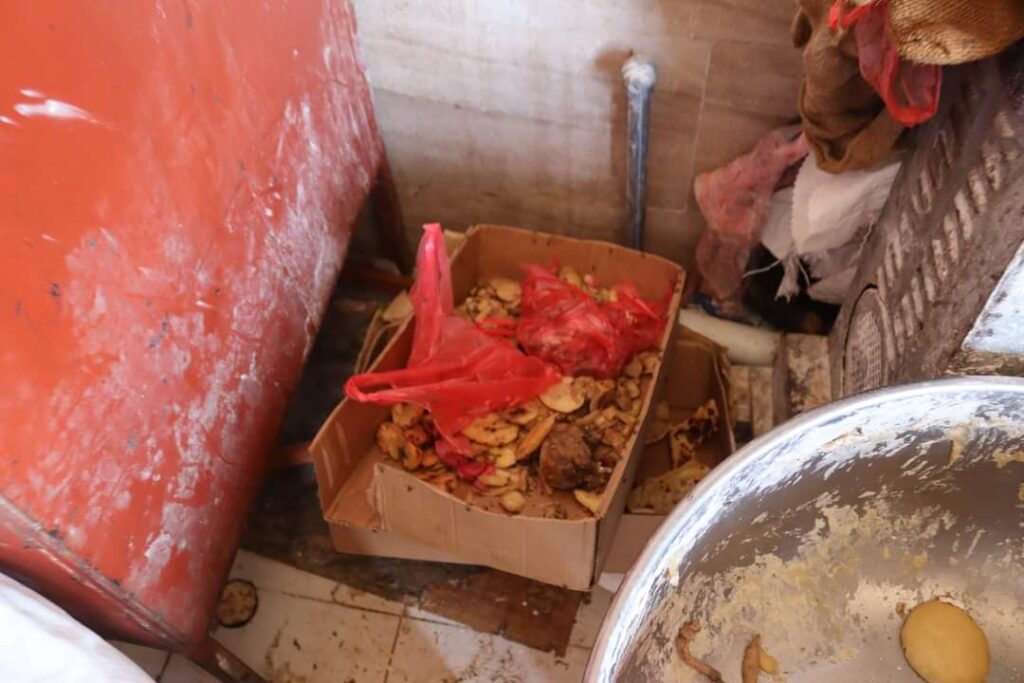 بحسب توجيهات المدير العام لمكتب وزارة الأشغال العامة والطرق بساحل حضرموت..نزول مفاجئ لمدير الإصحاح بالمحافظة لغيل باوزير وضبط مطاعم ومخبز مخالفين. "شاهد الصور" بحسب توجيهات المدير العام لمكتب وزارة الأشغال العامة والطرق بساحل حضرموت..نزول مفاجئ لمدير الإصحاح بالمحافظة لغيل باوزير وضبط مطاعم ومخبز مخالفين. "شاهد الصور"