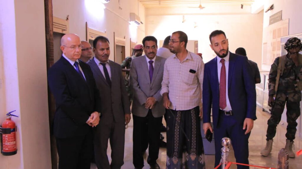 الوكيل العامري والسفير التركي يزوران قصر سيئون والمركز التراثي للفضة الحضرمية بمدينة سيئون الوكيل العامري والسفير التركي يزوران قصر سيئون والمركز التراثي للفضة الحضرمية بمدينة سيئون