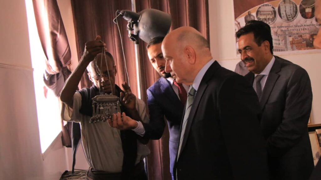 الوكيل العامري والسفير التركي يزوران قصر سيئون والمركز التراثي للفضة الحضرمية بمدينة سيئون الوكيل العامري والسفير التركي يزوران قصر سيئون والمركز التراثي للفضة الحضرمية بمدينة سيئون