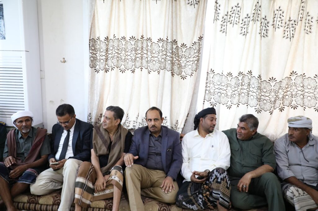 محافظ حضرموت يُقّدم واجب العزاء في وفاة الشيخ المناضل سعيد عمر العكبري محافظ حضرموت يُقّدم واجب العزاء في وفاة الشيخ المناضل سعيد عمر العكبري