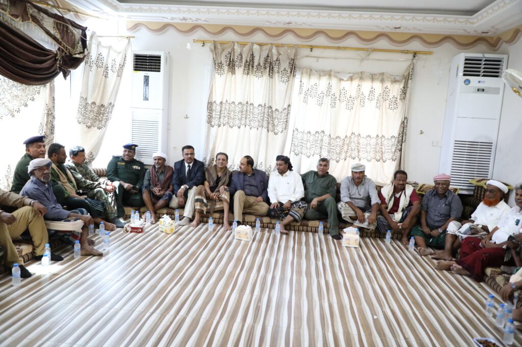 محافظ حضرموت يُقّدم واجب العزاء في وفاة الشيخ المناضل سعيد عمر العكبري محافظ حضرموت يُقّدم واجب العزاء في وفاة الشيخ المناضل سعيد عمر العكبري