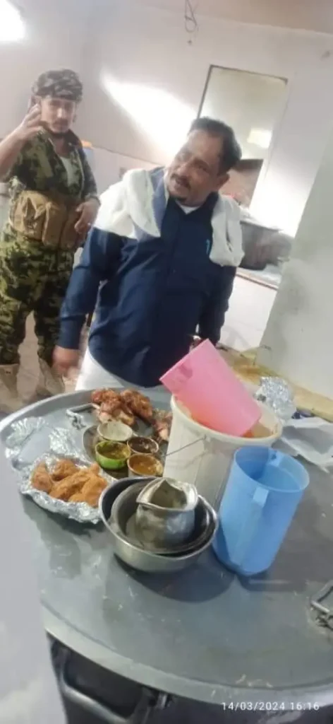 مدير الإصحاح بحضرموت يضبط عدد اثنين من مطاعم مدينة المكلا مخالفين للاشتراطات الصحية والنظافة. مدير الإصحاح بحضرموت يضبط عدد اثنين من مطاعم مدينة المكلا مخالفين للاشتراطات الصحية والنظافة.