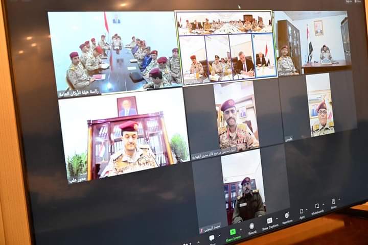رئيس مجلس القيادة يجتمع بقيادة وزارة الدفاع ورئاسة هيئة الاركان وقادة القوات والمناطق والمحاور العسكرية رئيس مجلس القيادة يجتمع بقيادة وزارة الدفاع ورئاسة هيئة الاركان وقادة القوات والمناطق والمحاور العسكرية