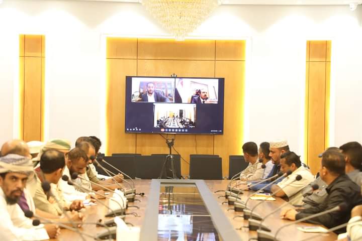 بمشاركة وزير التربية والتعليم عبر تقنية الزوم .. محافظ حضرموت يرأس لقاءً تشاوريًا بقيادتي مكتبي التربية والتعليم ومديري مكاتب التربية بالمديريات بمشاركة وزير التربية والتعليم عبر تقنية الزوم .. محافظ حضرموت يرأس لقاءً تشاوريًا بقيادتي مكتبي التربية والتعليم ومديري مكاتب التربية بالمديريات