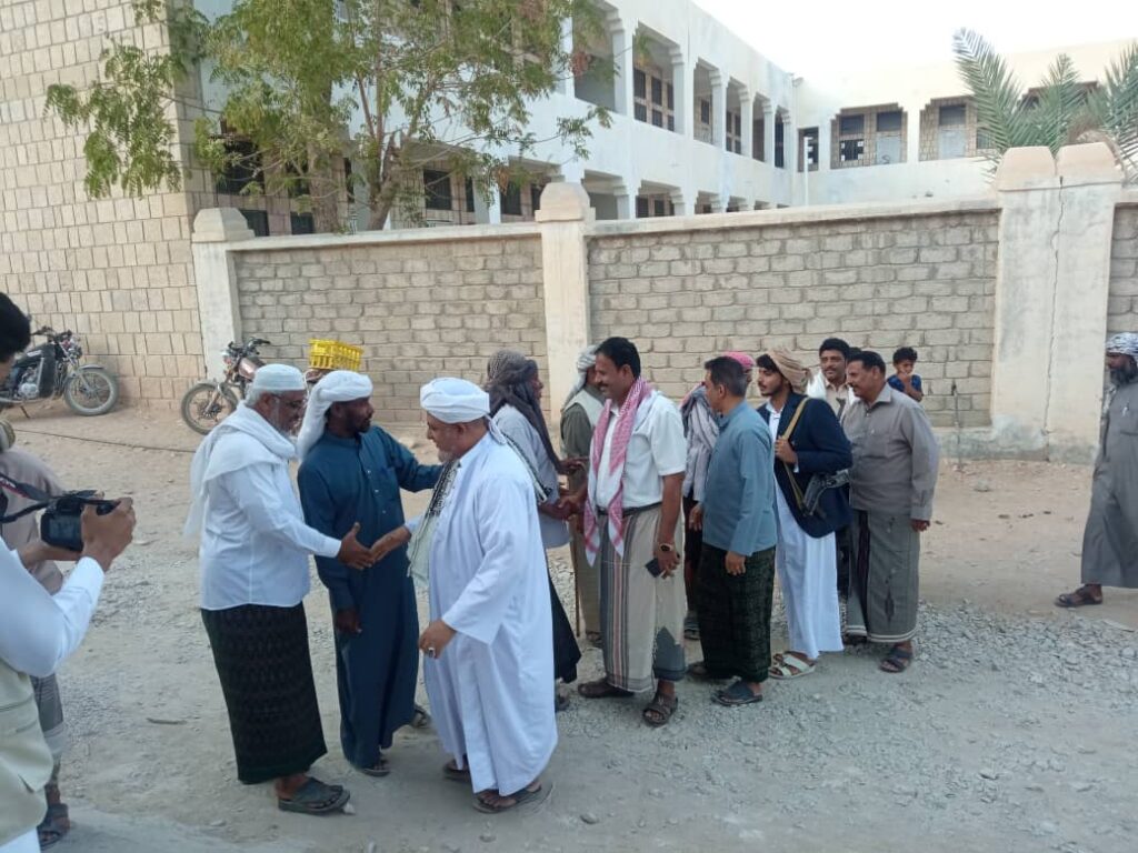 بحضور المنصب الشيخ صالح بن احمد الخيل باجابر و مدير عام مديرية حريضة الدكتور قاسم سالمين الحكم الجعيدي والمنصب الحبيب محمد بن صالح العطاس .. اشهار صندوق عندل الأهلي الخيري بحضور المنصب الشيخ صالح بن احمد الخيل باجابر و مدير عام مديرية حريضة الدكتور قاسم سالمين الحكم الجعيدي والمنصب الحبيب محمد بن صالح العطاس .. اشهار صندوق عندل الأهلي الخيري