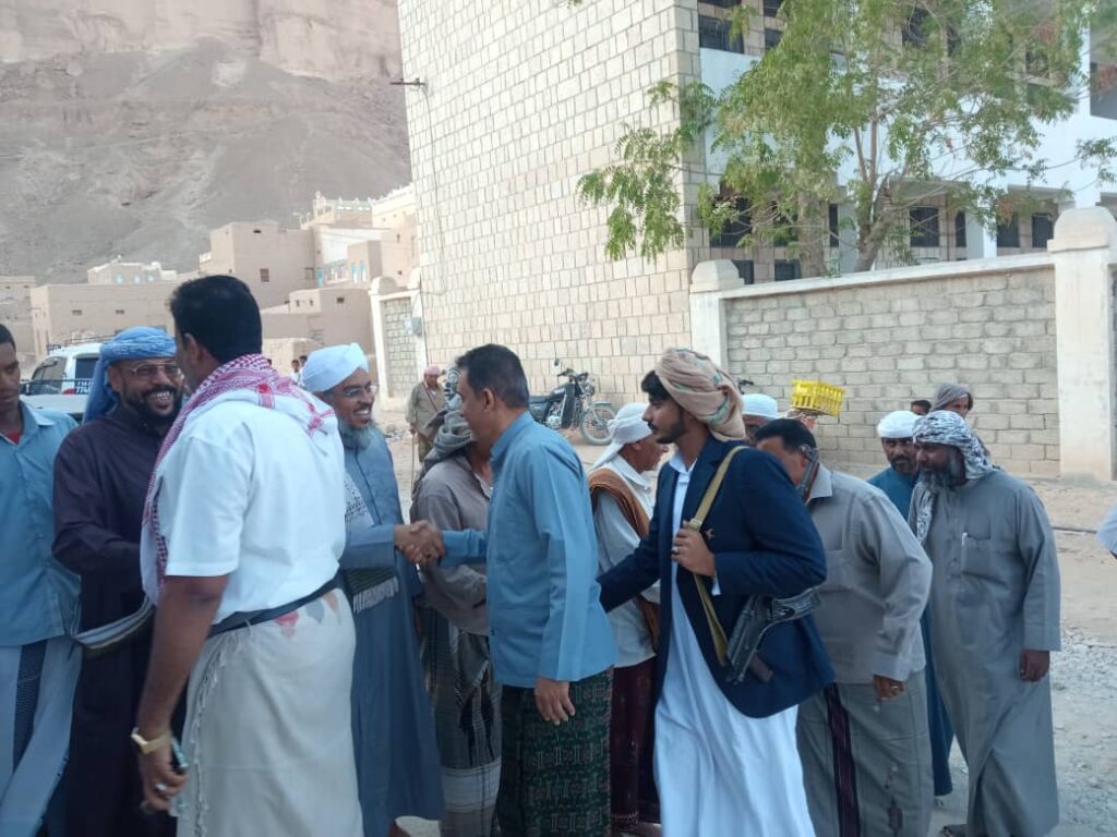 بحضور المنصب الشيخ صالح بن احمد الخيل باجابر و مدير عام مديرية حريضة الدكتور قاسم سالمين الحكم الجعيدي والمنصب الحبيب محمد بن صالح العطاس .. اشهار صندوق عندل الأهلي الخيري بحضور المنصب الشيخ صالح بن احمد الخيل باجابر و مدير عام مديرية حريضة الدكتور قاسم سالمين الحكم الجعيدي والمنصب الحبيب محمد بن صالح العطاس .. اشهار صندوق عندل الأهلي الخيري