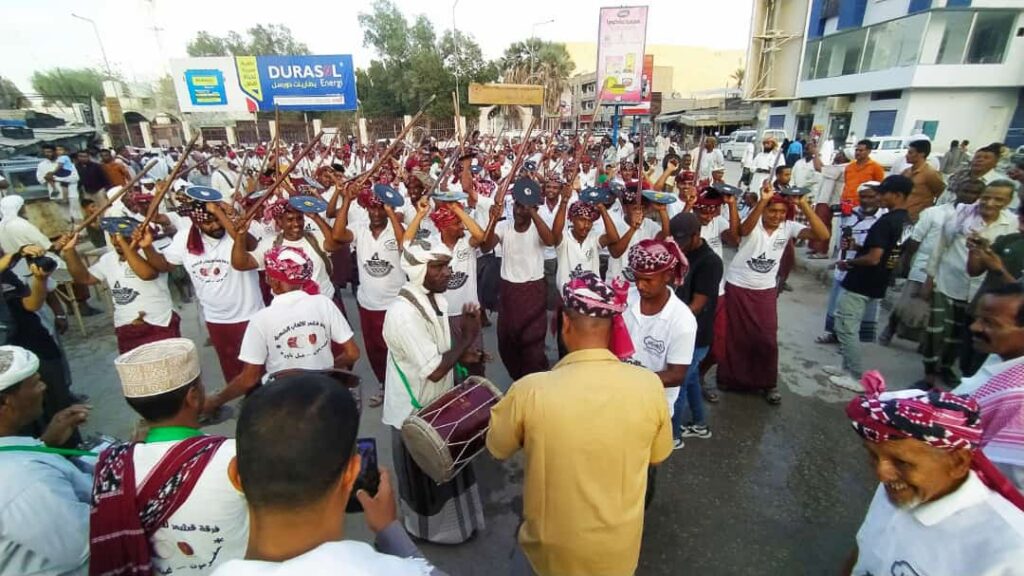 بمناسبة وصولهم .. حافة الحوطة تستضيف عدة قشمر ومدينة سيئون تشهد ألعاب شعبية "شاهد الصور" بمناسبة وصولهم .. حافة الحوطة تستضيف عدة قشمر ومدينة سيئون تشهد ألعاب شعبية "شاهد الصور"