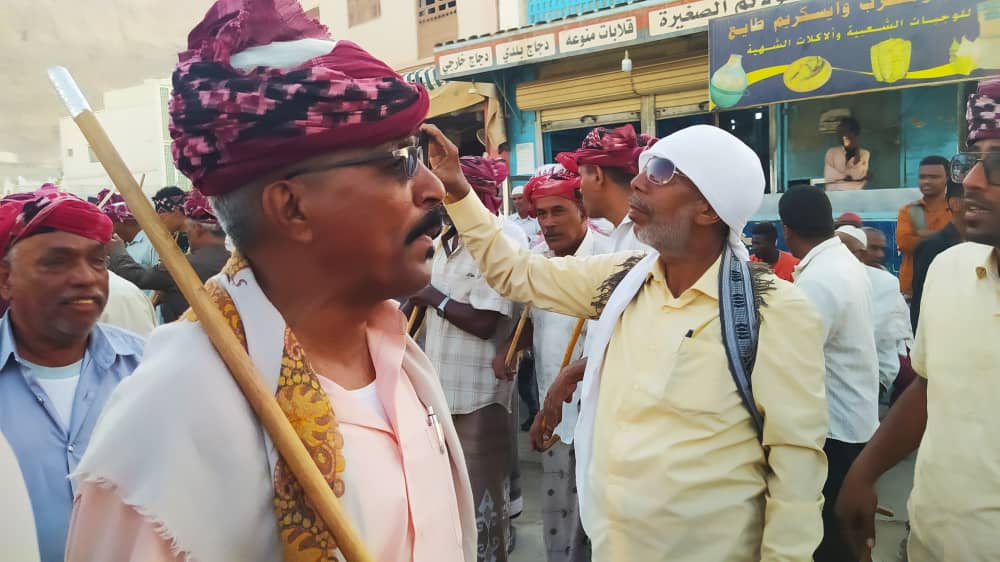 بمناسبة وصولهم .. حافة الحوطة تستضيف عدة قشمر ومدينة سيئون تشهد ألعاب شعبية "شاهد الصور" بمناسبة وصولهم .. حافة الحوطة تستضيف عدة قشمر ومدينة سيئون تشهد ألعاب شعبية "شاهد الصور"