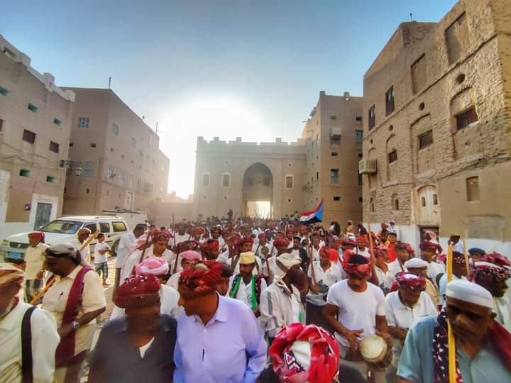 حافة السحيل بمدينة سيئون تلتقي بفرقة قشمر للألعاب الشعبية بغيل باوزير حافة السحيل بمدينة سيئون تلتقي بفرقة قشمر للألعاب الشعبية بغيل باوزير