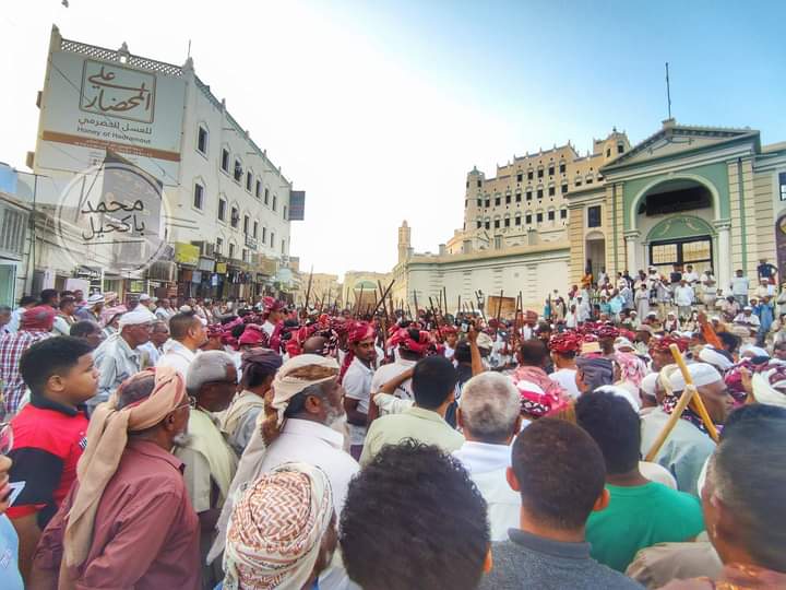 حافة السحيل بمدينة سيئون تلتقي بفرقة قشمر للألعاب الشعبية بغيل باوزير حافة السحيل بمدينة سيئون تلتقي بفرقة قشمر للألعاب الشعبية بغيل باوزير