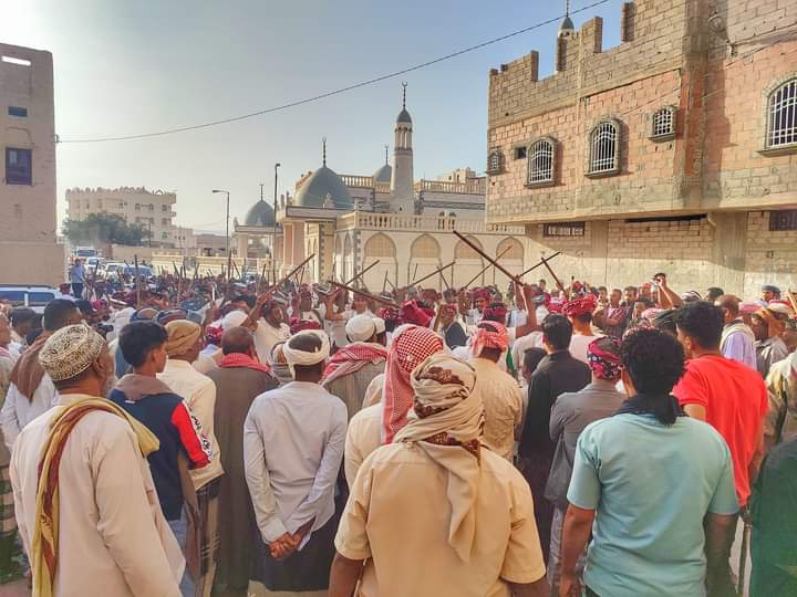 حافة السحيل بمدينة سيئون تلتقي بفرقة قشمر للألعاب الشعبية بغيل باوزير حافة السحيل بمدينة سيئون تلتقي بفرقة قشمر للألعاب الشعبية بغيل باوزير