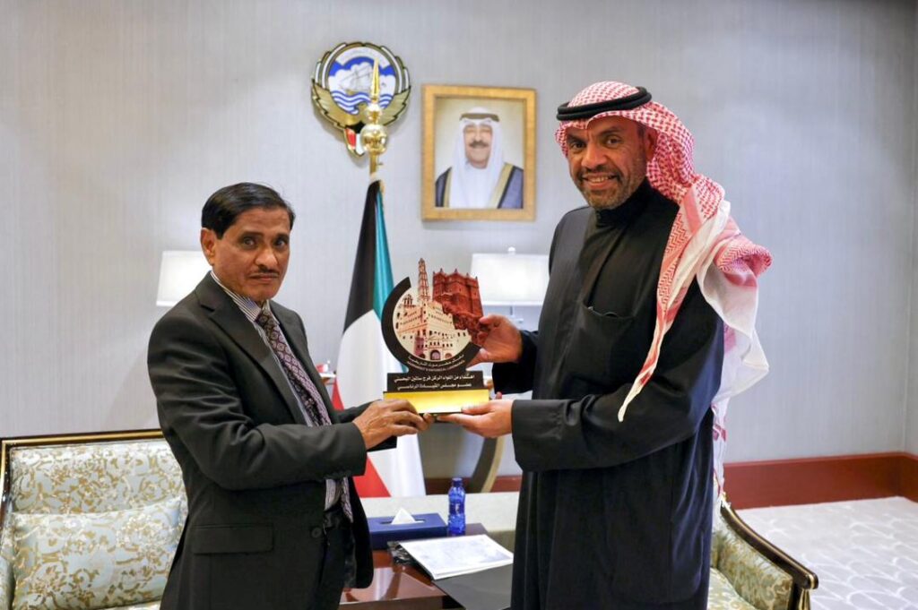 عضو مجلس القيادة الرئاسي البحسني يبحث مع وزير خارجية الكويت آفاق التعاون المشترك بين البلدين عضو مجلس القيادة الرئاسي البحسني يبحث مع وزير خارجية الكويت آفاق التعاون المشترك بين البلدين