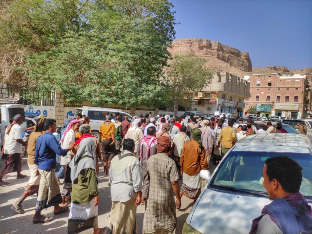 شاهد بالصور .. وقفة احتجاجية تضامنية مع مدير التربية في مديرية القطن "باحشوان" شاهد بالصور .. وقفة احتجاجية تضامنية مع مدير التربية في مديرية القطن "باحشوان"