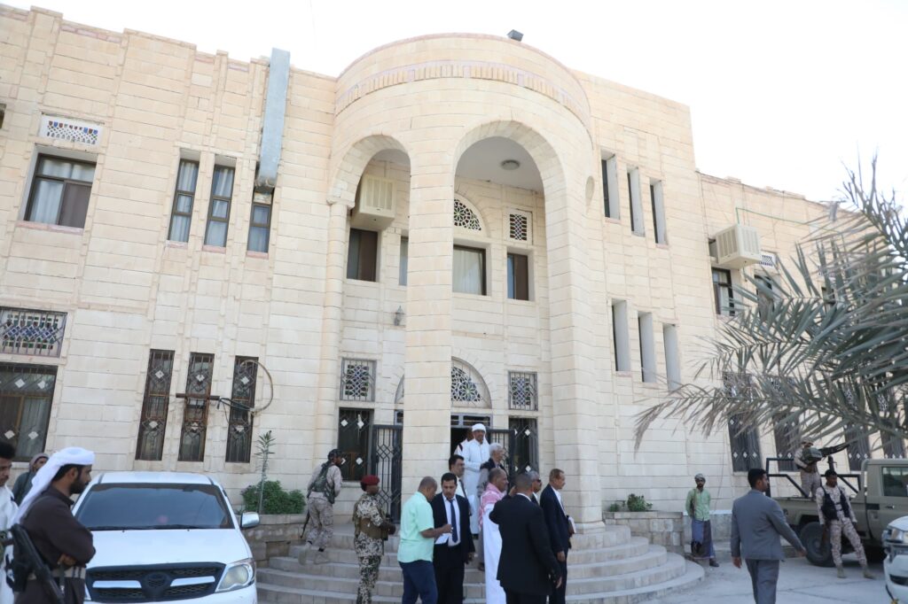 محافظ حضرموت يزور المجمع القضائي بسيئون ويؤكد ان القضاء يُوتى إليه وان السلطة المحلية حريصة على استئناف المحاكم من مقرّات عملها محافظ حضرموت يزور المجمع القضائي بسيئون ويؤكد ان القضاء يُوتى إليه وان السلطة المحلية حريصة على استئناف المحاكم من مقرّات عملها